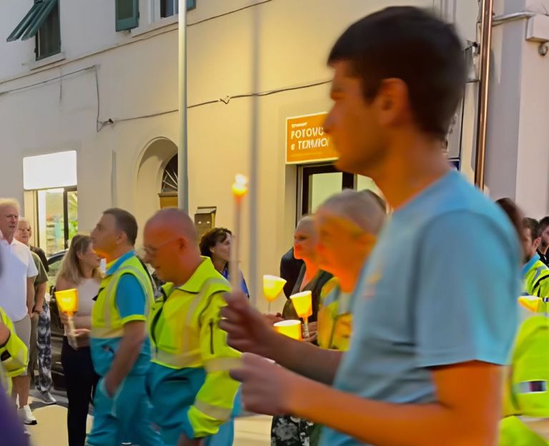 Oltre mille persone alla fiaccolata per ricordare le tre vittime sull’A1