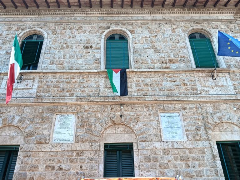 In 31 municipi senesi sventola la bandiera palestinese. I sindaci: “Gesto simbolico necessario”
