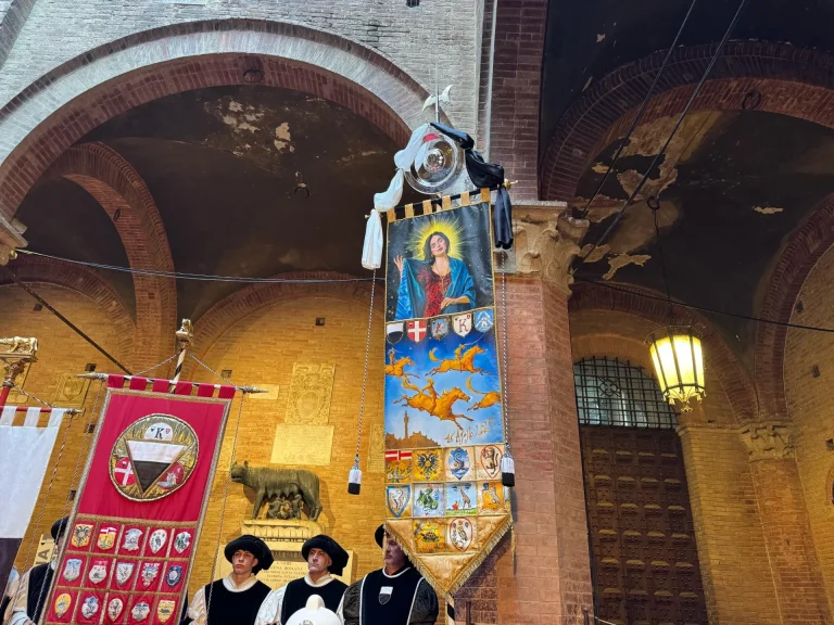 Palio 16 agosto. Applausi per il Cencio con i cavalli volanti di De Grandi