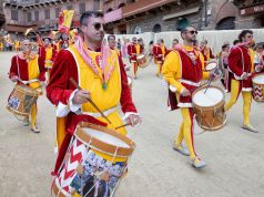 Valdimontone, un giro nella storia. E la città di Siena si colora rosso, giallo e bianco