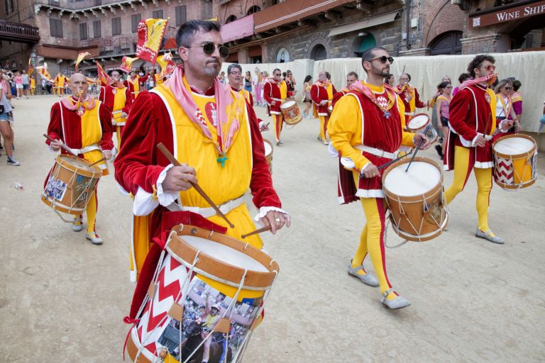 Valdimontone, un giro nella storia. E la città di Siena si colora rosso, giallo e bianco