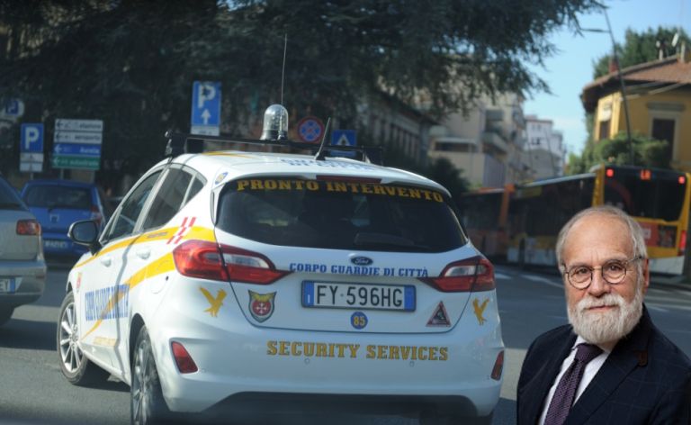 L’avvocato delle star perde lo zaino con i passaporti. Lo recupera con l’aiuto di Andrea Bocelli e delle guardie di città