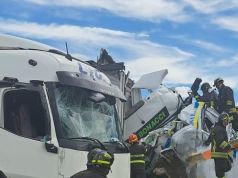 Strage in A1, i famigliari delle vittime: “Togliete per sempre la patente al camionista”. Oggi ultimo giorno per il ricorso