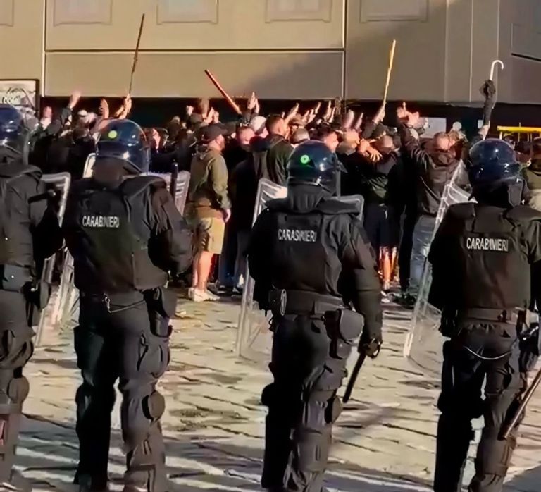 Pisa, cori fascisti sotto la Torre: infiamma la polemica tra Pd e Lega