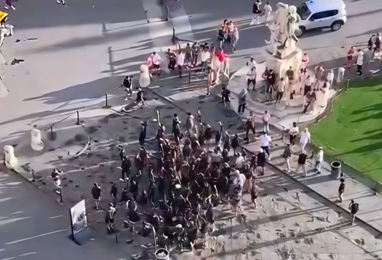 La marcia dei tifosi con fascisti sotto la Torre di Pisa: è polemica