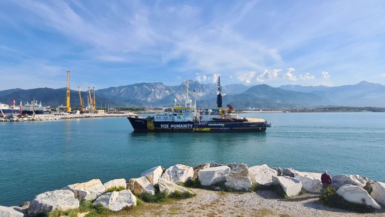 Sbarcati 29 migranti a Marina di Carrara: in due anni il ventesimo arrivo