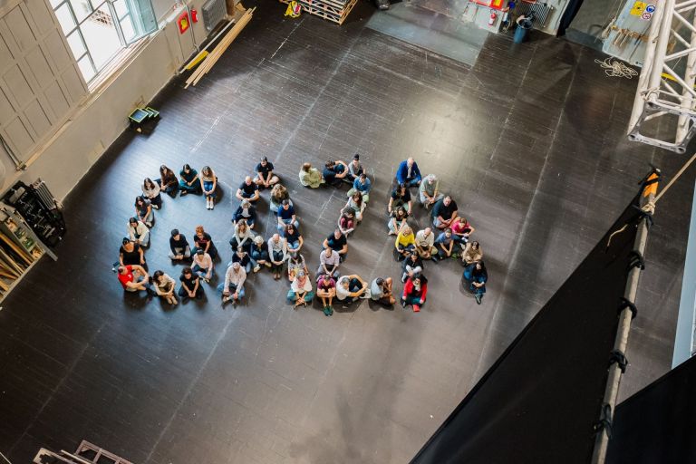 La Pergola al fianco di Gaza: sul palco attori in posa per la pace