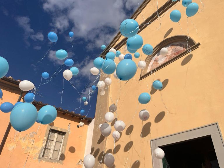 Schianto in moto. Pontasserchio e Pisa danno l’addio a Jacopo e a Leonardo. Palloncini bianchi e blu in cielo per l’ultimo saluto