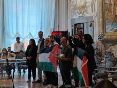 Conflitto Medio Oriente. Inizia a leggere i nomi delle migliaia di vittime. Consigliere comunale blocca i lavori dell’assemblea