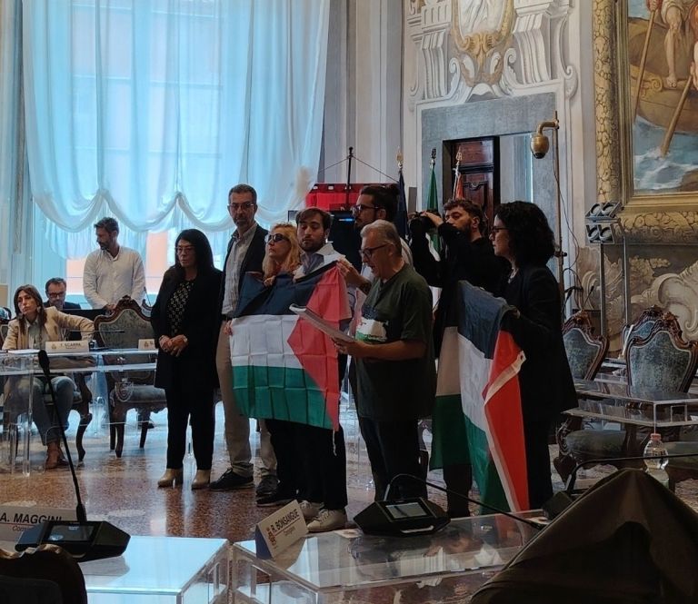 Conflitto Medio Oriente. Inizia a leggere i nomi delle migliaia di vittime. Consigliere comunale blocca i lavori dell’assemblea