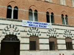 Noi crediamo alla pace. Sul palazzo vescovile di Siena lo striscione voluto dal cardinale Lojudice