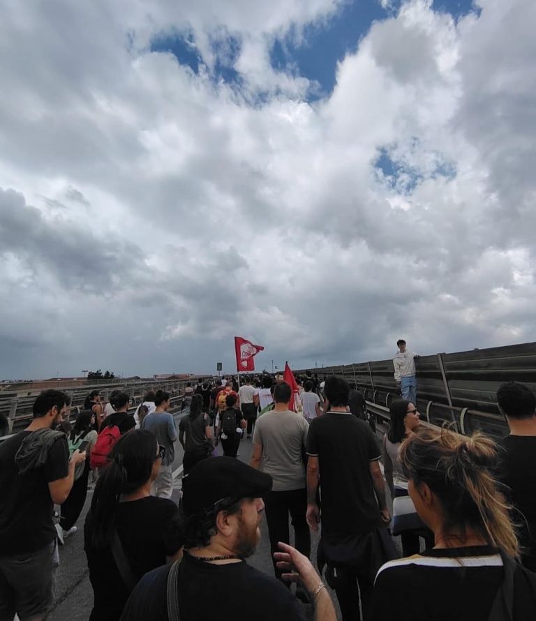 Blocchi pro Pal e ‘manganellate’. A Pisa infuria la polemica dopo le dichiarazioni di Ziello