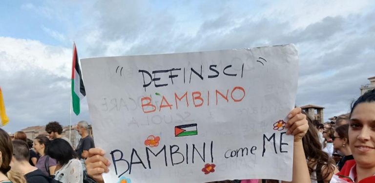 Ancora in piazza. I pro Pal a Pisa bloccano i binari della stazione di San Rossore