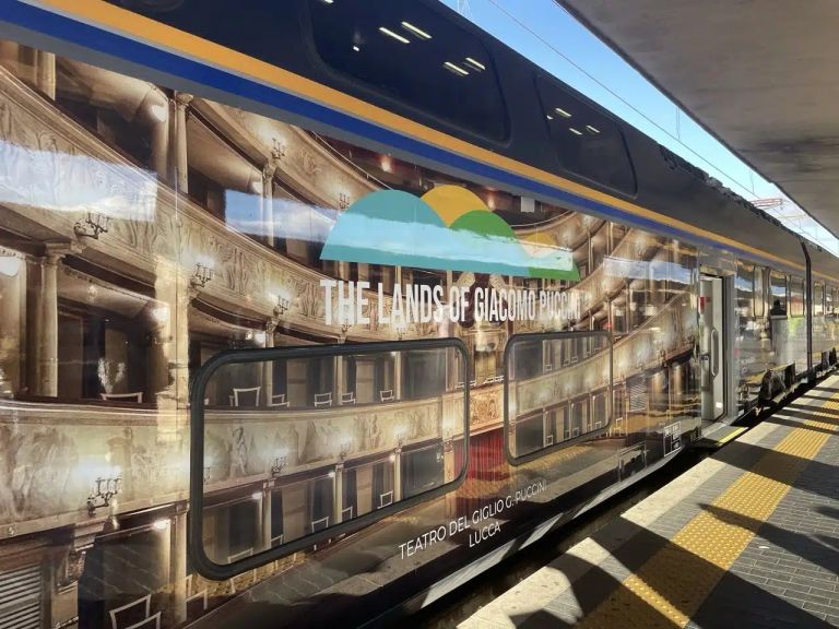 Il treno dedicato alle terre di Puccini per tre mesi in servizio tra Firenze e Viareggio