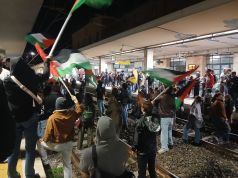 Flotilla fermata e abbordata. A Pisa gli attivisti scendono in piazza e bloccano i binari