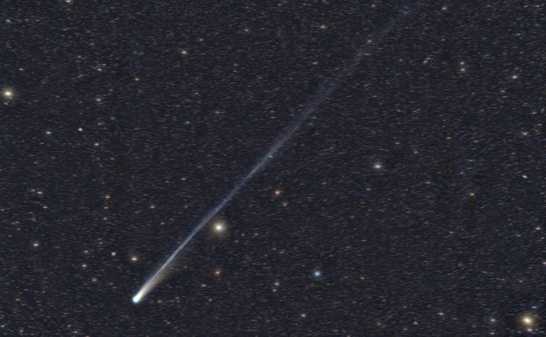 Sopra i cieli di Manciano la cometa Lammon “balla” con la meteora