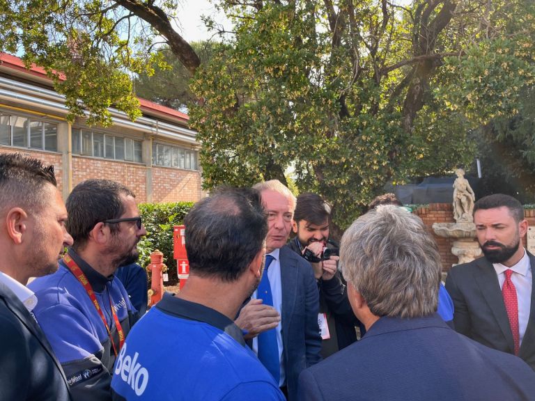 Beko, ipotesi ‘spezzatino’. Lo stabilimento può diventare un parco industriale. Urso: “Caso Siena, sia modello di reindustrializzazione”
