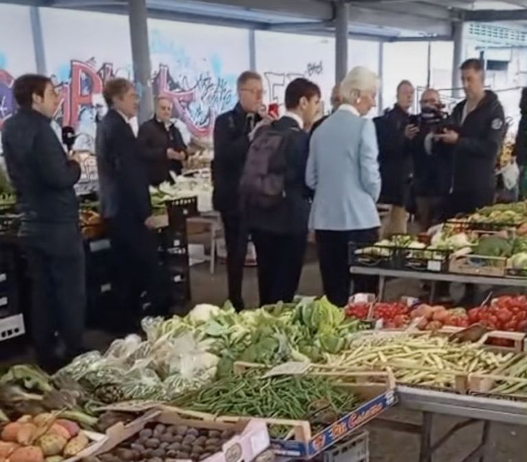 Christine Lagarde tra i banchi del Mercato di Sant’Ambrogio: “I prezzi del cibo devono scendere”