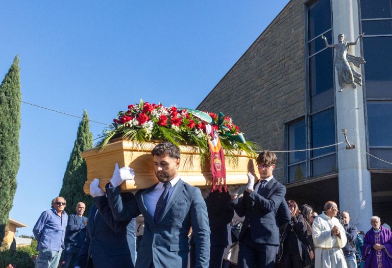 Celebrati i funerali di Marianella, presenti i dirigenti del Pistoia Basket: “Non abbandoneremo la sua famiglia”