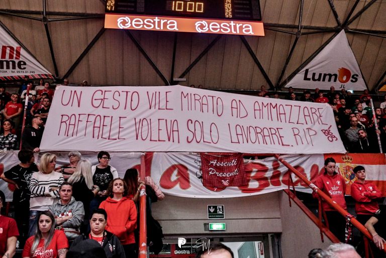 Uno striscione per ricordare l’autista ucciso: l’omaggio di Pistoia a Raffaele Marianella