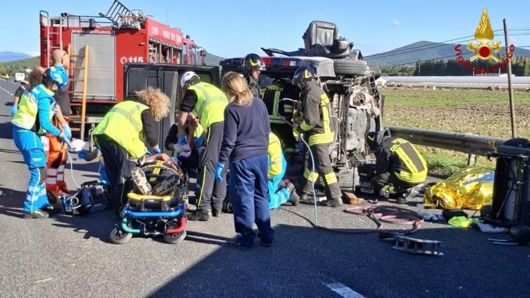 Scontro tra furgone e bus sull’Aurelia, tre persone decedute