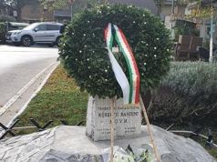 Colle di Val d’Elsa celebra il 25esimo anniversario del monumento eretto alla memoria del Tenente paracadutista Roberto Bandini. Lancio in piazza con un Tricolore di 100 m²