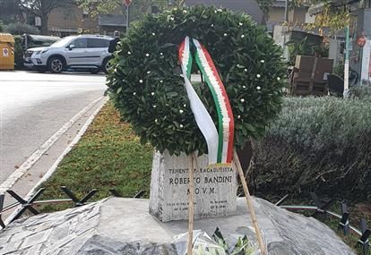 Colle di Val d’Elsa celebra il 25esimo anniversario del monumento eretto alla memoria del Tenente paracadutista Roberto Bandini. Lancio in piazza con un Tricolore di 100 m²