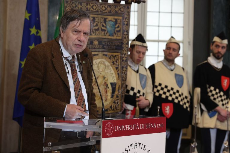 Monito del Nobel Parisi sull’intelligenza artificiale: “Serve un centro europeo per regolarla”. Poi la lectio magistralis all’Università di Siena