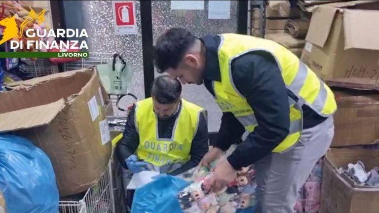 Giocattoli contraffatti, sequestrati oltre 2 mila peluche Labubu