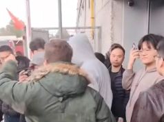 Prato, tensione davanti all’ingrosso di abbigliamento: due agenti feriti e tre persone fermate