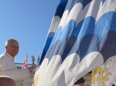 Le bandiere biancazzurre dei Canneti sventolano sotto la benedizione del Santo Padre