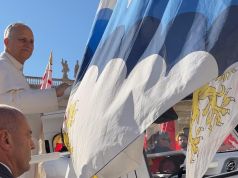 Le bandiere biancazzurre dei Canneti sventolano sotto la benedizione del Santo Padre