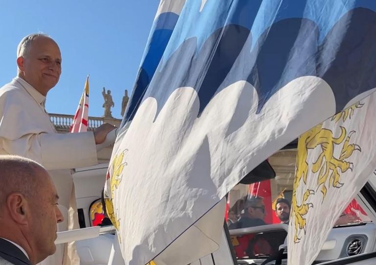 Le bandiere biancazzurre dei Canneti sventolano sotto la benedizione del Santo Padre