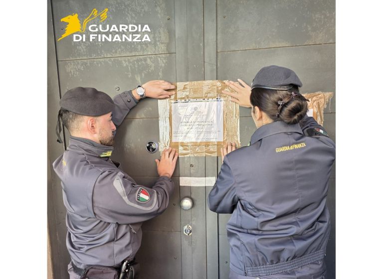 Ballerine in alloggi di fortuna e senza un regolare contratto. Chiuso un night club a Ponsacco