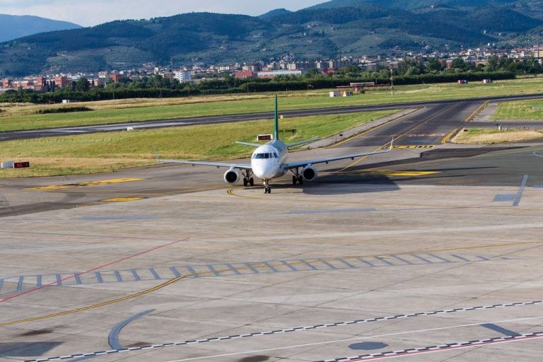 Pronti quattro ricorsi contro la nuova pista di Peretola: primo test di tenuta della maggioranza toscana