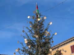 Il sindaco Tagliaferri difende a bandiera palestinese sull’albero di Natale: “Non ci faremo intimidire”
