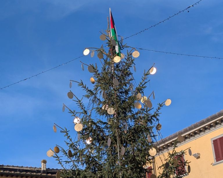 Il sindaco Tagliaferri difende la bandiera palestinese sull’albero di Natale: “Non ci faremo intimidire”