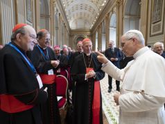 Lojudice e il coraggio di non tirarsi indietro: un prete delle cose concrete vestito da cardinale