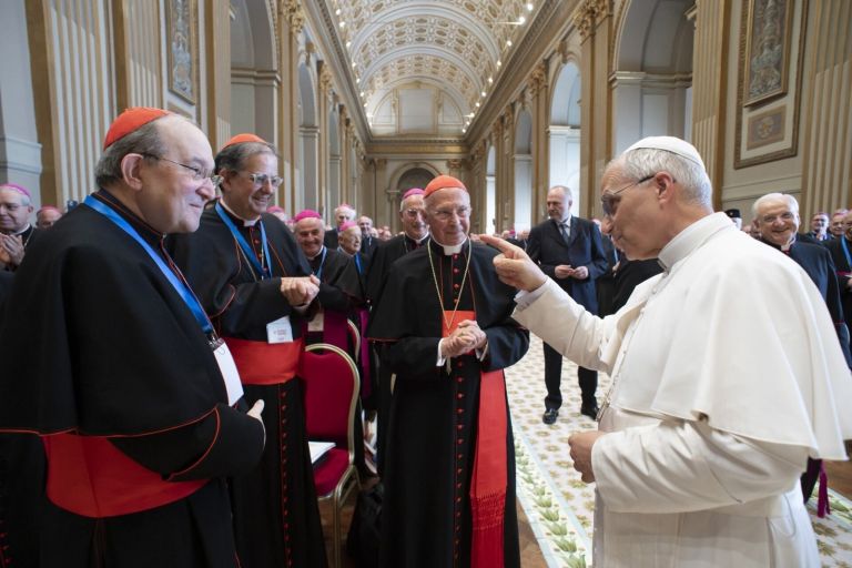 Lojudice e il coraggio di non tirarsi indietro: un prete delle cose concrete vestito da cardinale