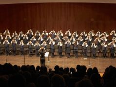 Mani che cantano per il Concerto di Natale della Fondazione Pisa