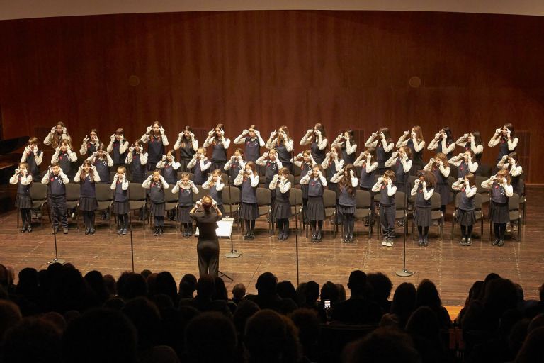 Mani che cantano per il Concerto di Natale della Fondazione Pisa