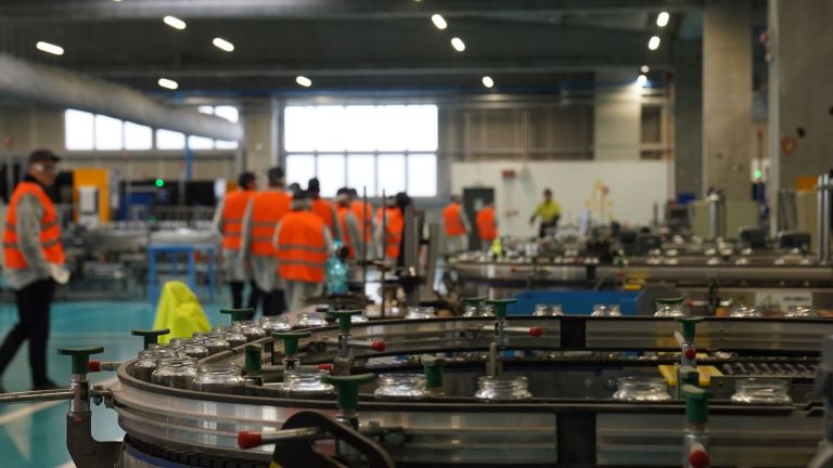 Transizione ecologica, stabilimento per il vetro riciclato premiato da Legambiente