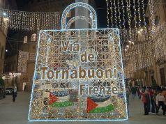 Flashmob contro il Natale “amico” del genocidio: gli attivisti per Gaza animano via Tornabuoni