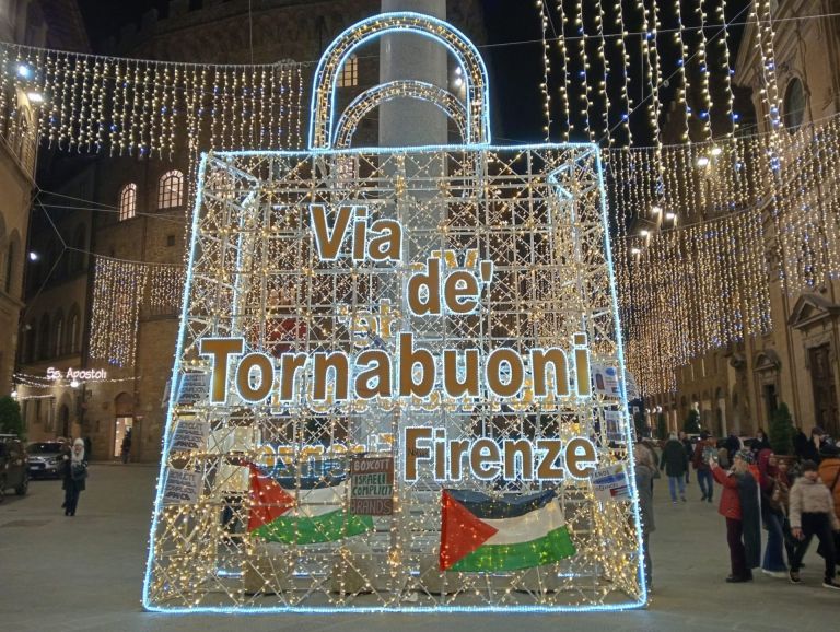 Flashmob contro il Natale “amico” del genocidio: gli attivisti per Gaza animano via Tornabuoni