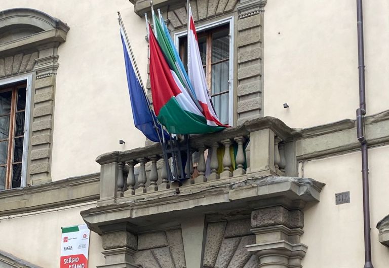 Esposto al prefetto per rimuovere la bandiera palestinese dal palazzo della Regione
