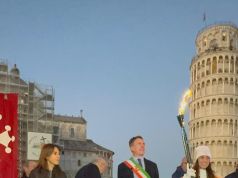 La Fiamma Olimpica illumina Pisa. Emozioni sotto alla Torre pendente