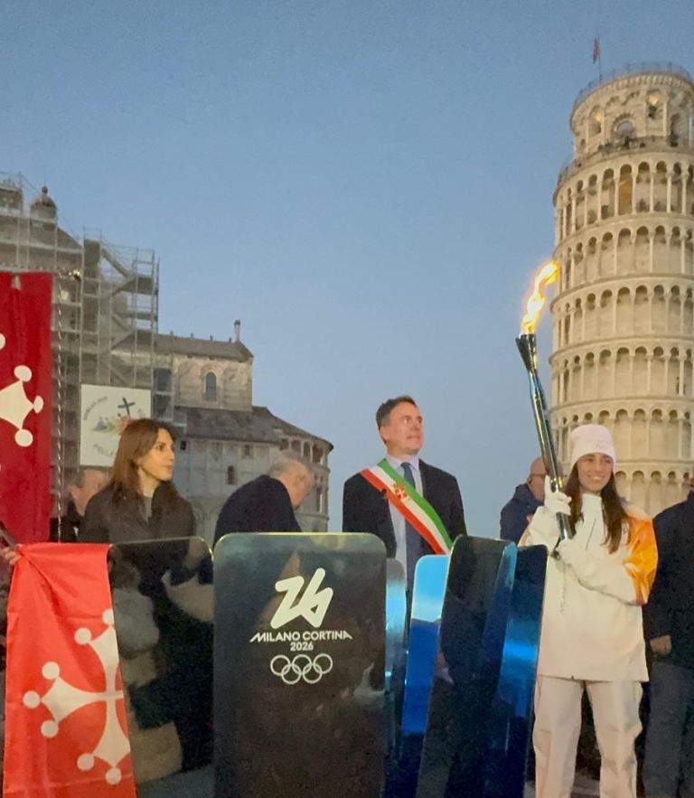 La Fiamma Olimpica illumina Pisa. Emozioni sotto alla Torre pendente