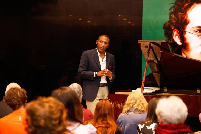 Damiano Kazuo Afrifa: l’uomo che comunica il Teatro alla Scala. Pratese, un diploma al Conservatorio, ai bambini spiega come avvicinare la gente alla musica