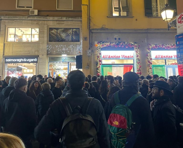 Pisa accoglie l’Antico vinaio: grande pubblico all’apertura e nuova schiacciata per chiudere le polemiche