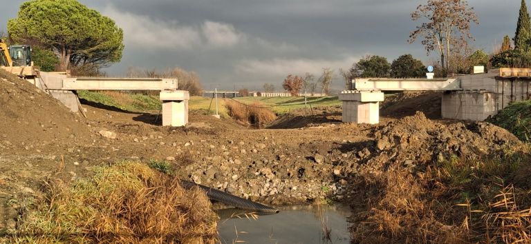 Ponte sul Canale Maestro della Chiana a Valiano, lavori proseguono regolarmente.